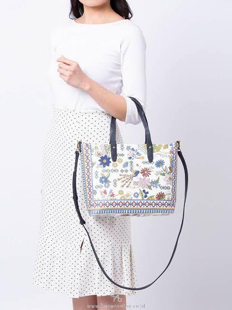 Kerrington small zip hotsell tote