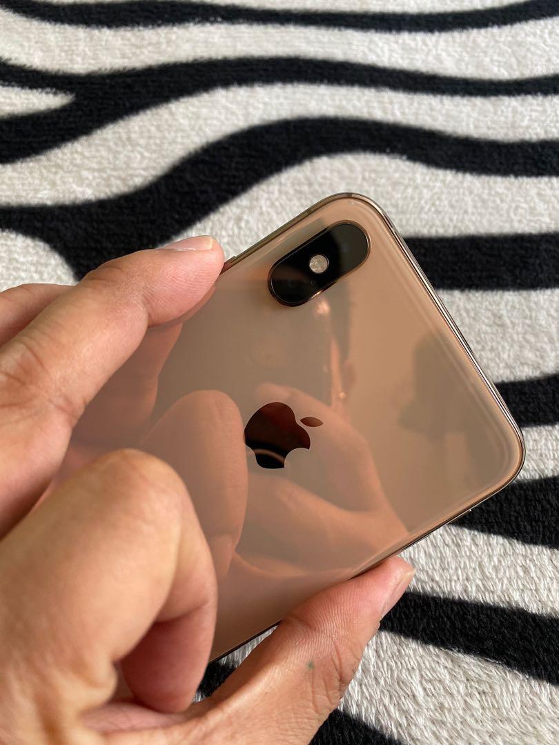 Iphone XS Max 256GB RUSH SALE (Category: iPhone X Series) located in Makati City. Submitted by iamcliffordpadilla (Listing ID 279001939, Image 2). Description: Iphone XS Max 256GB In pristine condition Gold Color 99% Smoothness With Tempered Glass and Case since Day 1 Complete with Box and original accessories Factory Unlock 40,000 (open for negotiation).