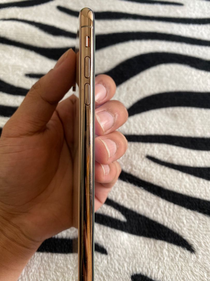 Iphone XS Max 256GB RUSH SALE (Category: iPhone X Series) located in Makati City. Submitted by iamcliffordpadilla (Listing ID 279001939, Image 3). Description: Iphone XS Max 256GB In pristine condition Gold Color 99% Smoothness With Tempered Glass and Case since Day 1 Complete with Box and original accessories Factory Unlock 40,000 (open for negotiation).