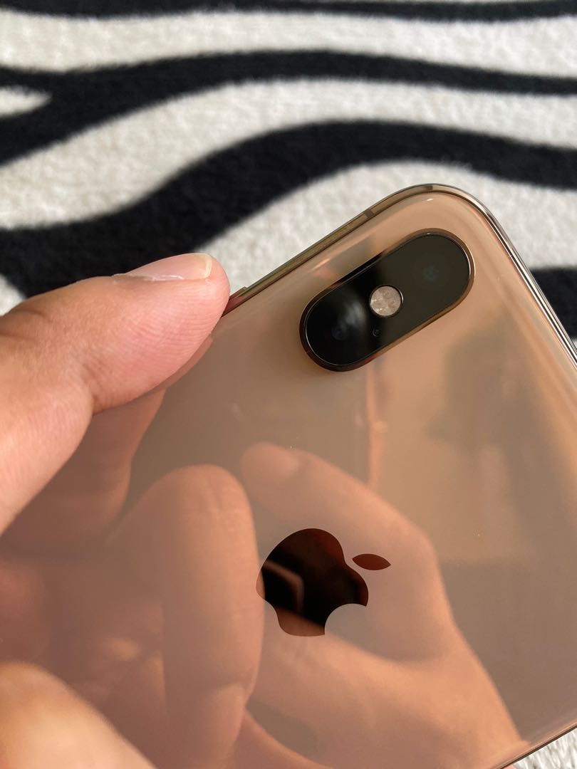 Iphone XS Max 256GB RUSH SALE (Category: iPhone X Series) located in Makati City. Submitted by iamcliffordpadilla (Listing ID 279001939, Image 1). Description: Iphone XS Max 256GB In pristine condition Gold Color 99% Smoothness With Tempered Glass and Case since Day 1 Complete with Box and original accessories Factory Unlock 40,000 (open for negotiation).
