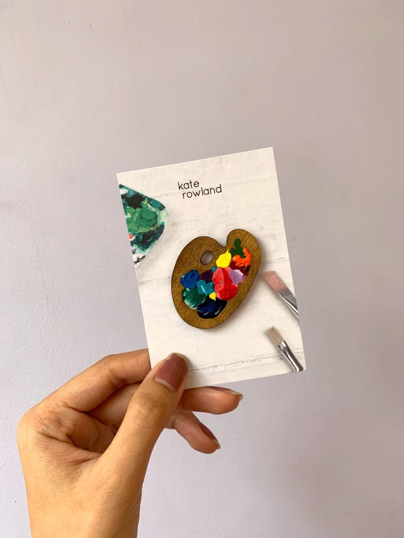palette brooch