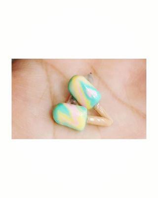 E031: Paddlepop ear studs