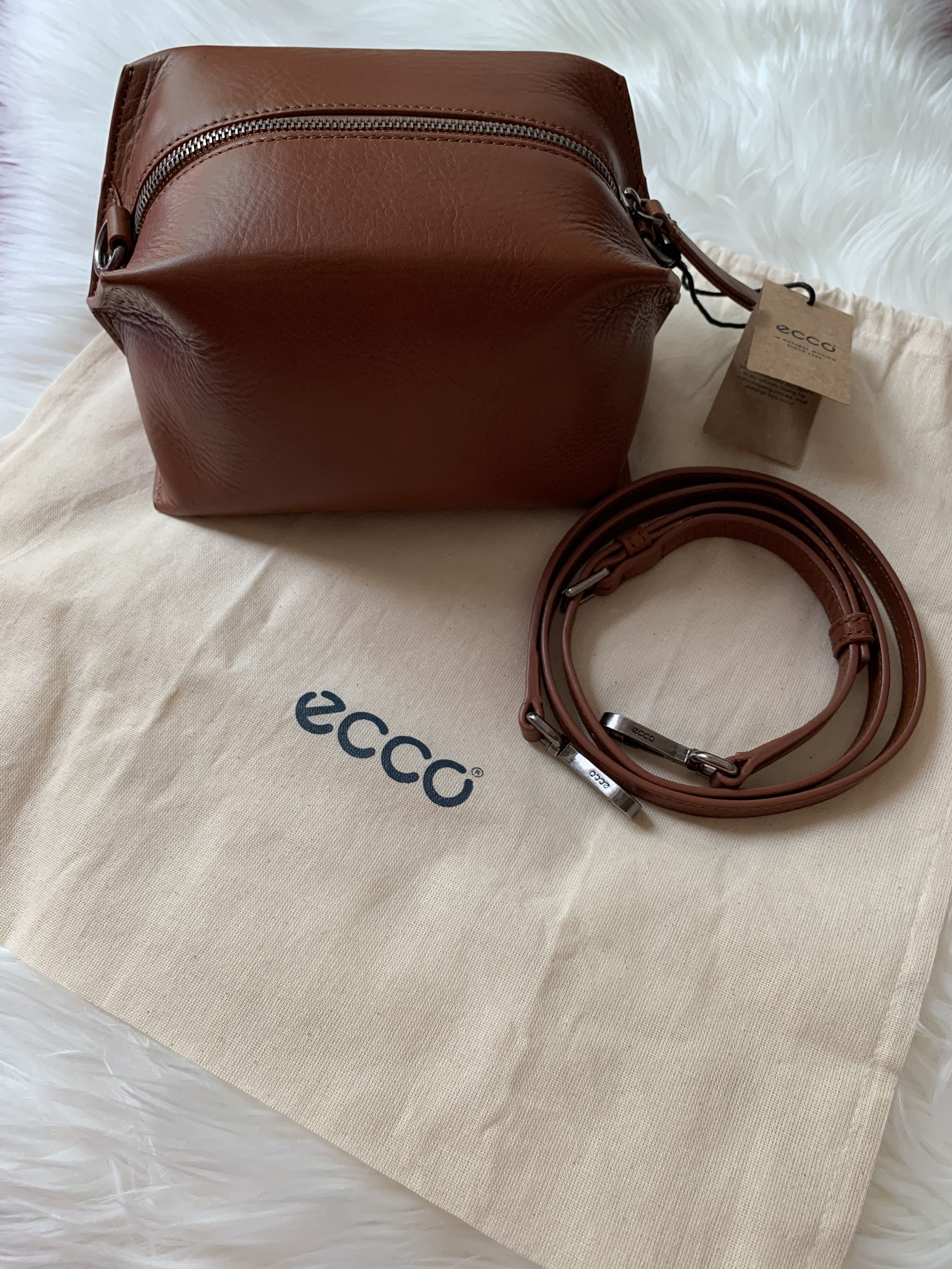 Sidelæns valse hjælpeløshed AUTHENTIC ECCO SCULPTURED CROSSBODY, Luxury, Bags & Wallets on Carousell