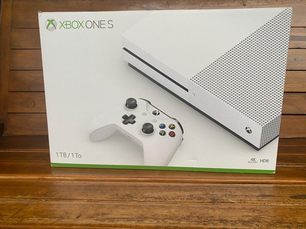 Xbox One S 1TB XBOX LIVE GOLD card included