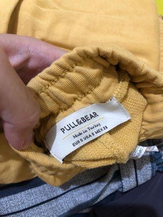 Pull & Bear celana kuning sekali pakai. NETT