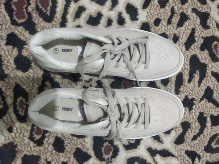 SEPATU MAX