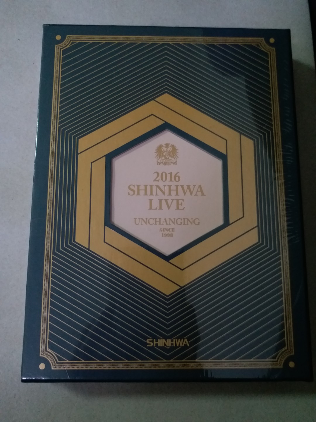 全新2016 SHINHWA Live Unchanging Concert DVD, 興趣及遊戲, 收藏品及