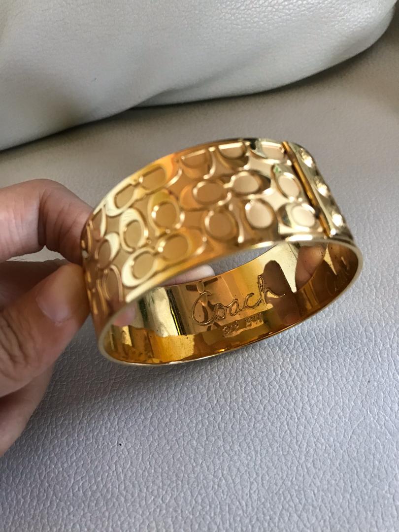 Coach bangle (Category: Bracelets) located in Tanza. Submitted by shaaaapi (Listing ID 279269774, Image 2). Description: Needs cleaning RFS: para sa bill ng aso ko. Na confine at nag kasakit at need ng blood transfusion and may heart worm. 😔 .
