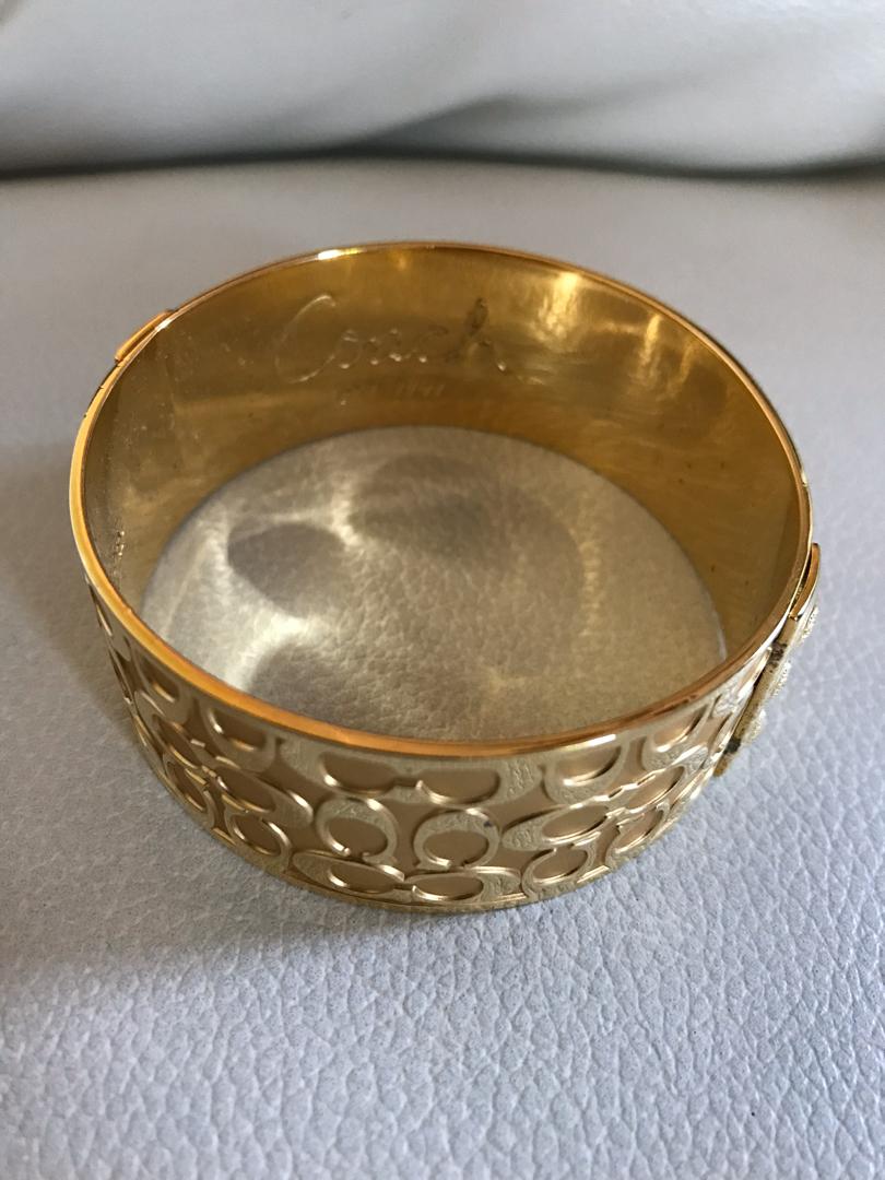 Coach bangle (Category: Bracelets) located in Tanza. Submitted by shaaaapi (Listing ID 279269774, Image 1). Description: Needs cleaning RFS: para sa bill ng aso ko. Na confine at nag kasakit at need ng blood transfusion and may heart worm. 😔 .