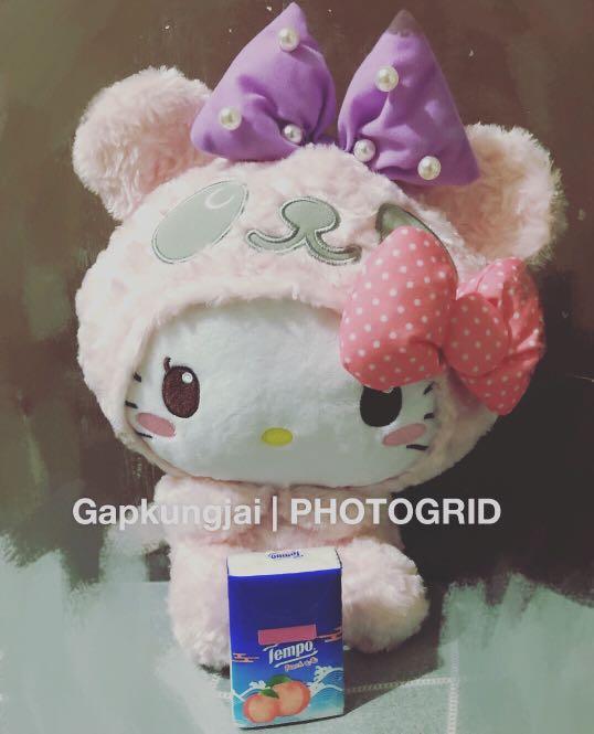 Hello Kitty 公仔 （分類：絨毛玩具）位於 Hong Kong。 由 porkjai 提交（商品編號 279411643，圖片 1）。簡介： Hello Kitty 吉蒂貓🧸 HK $150 From Namco 有意DM 可小議 #夾公仔 #日本正版 #Sanio公仔 #吉蒂貓 #hellokitty #namco 。