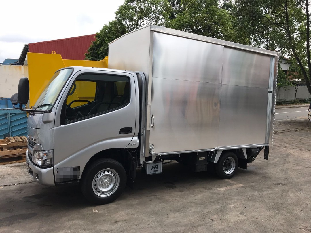 10 ft Lorry with tailgate rental with driver