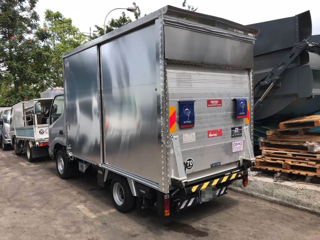 10 ft Lorry with tailgate rental with driver