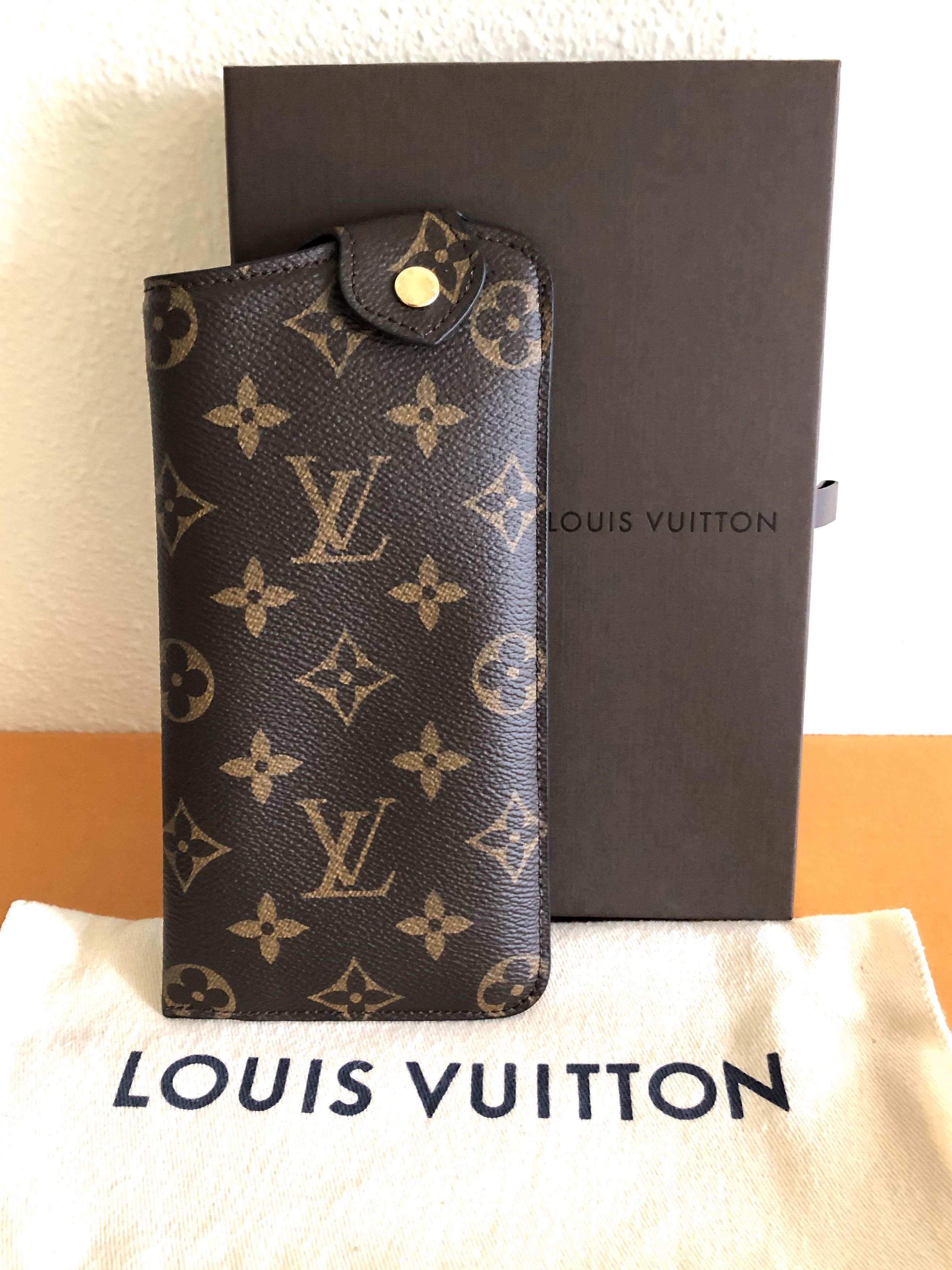 Louis Vuitton Sunglass Case MM in classic Monogram! Discontinued Item!