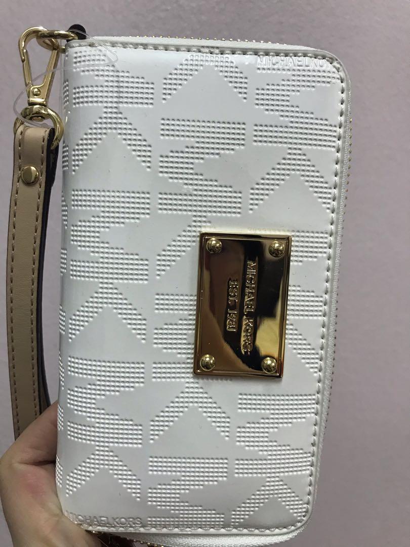 Michael Kors Multi function Case (Category: Bags & Wallets) located in Singapore. Submitted by bossiww (Listing ID 279361963, Image 3). Description: Brand new authentic Bought extra from UK 🇬🇧 .