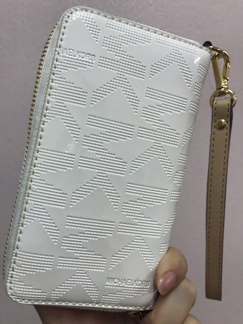 Michael Kors Multi function Case (Category: Bags & Wallets) located in Singapore. Submitted by bossiww (Listing ID 279361963, Image 2). Description: Brand new authentic Bought extra from UK 🇬🇧 .