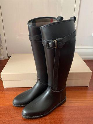 Burberry rubber riding rainboots with belt