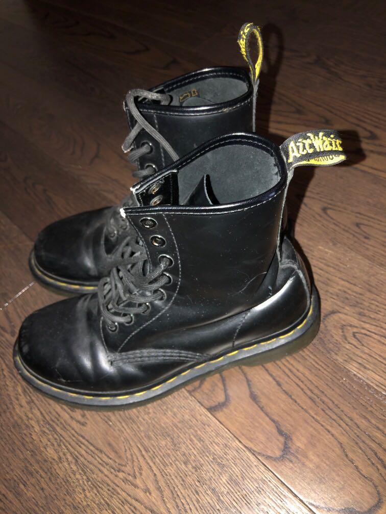 Dr martens (Category: Shoes) located in Toronto. Submitted by woahitssgrace (Listing ID 279465882, Image 2). Description: Size 7 Only flaw is the laces but can easily be replaced .