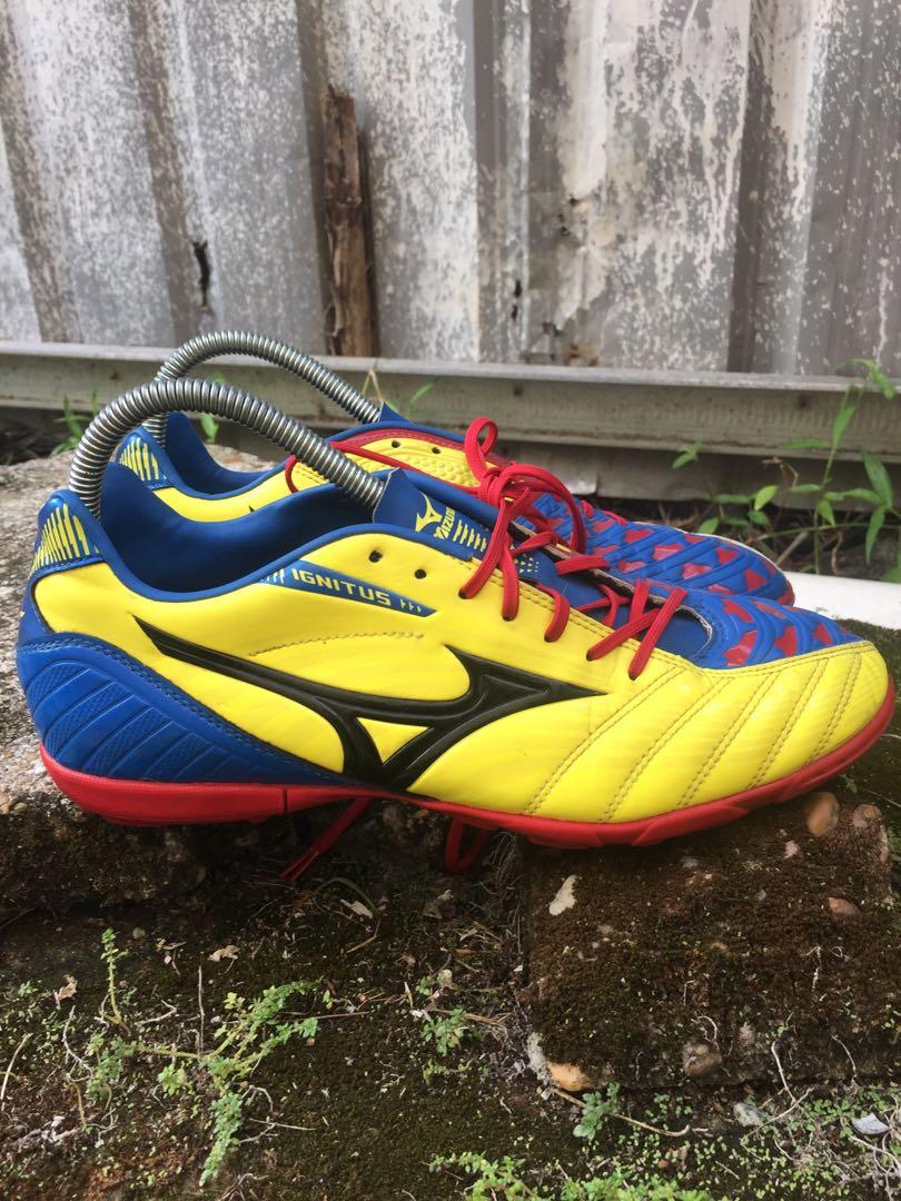 mizuno ignitus futsal uk7.5 Men s Fashion Activewear on Carousell