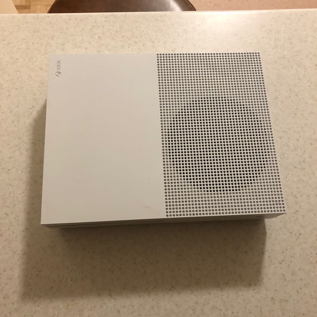 1TB Xbox One S with Modern Warfare and Control on disc