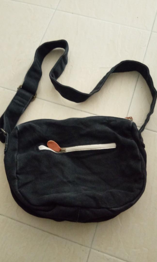 Blucie (Category: Sling Bags) located in Kuala Pilah. Submitted by 6atriftstore (Listing ID 279727372, Image 3). Description: Kain jeans Kondisi 8.5/10.