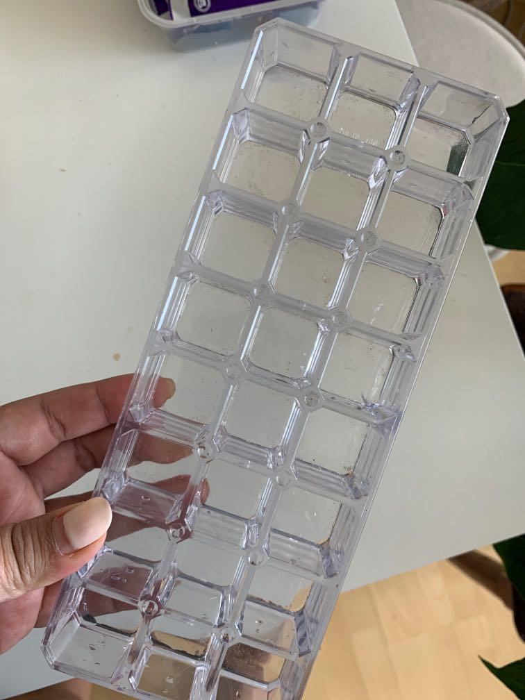 lipstick holder (Category: Makeup) located in Mandaluyong City. Submitted by jeninegalvez (Listing ID 279689138, Image 3). Description: it holds 24 lipsticks i never used it after i month of when i bought it haha.
