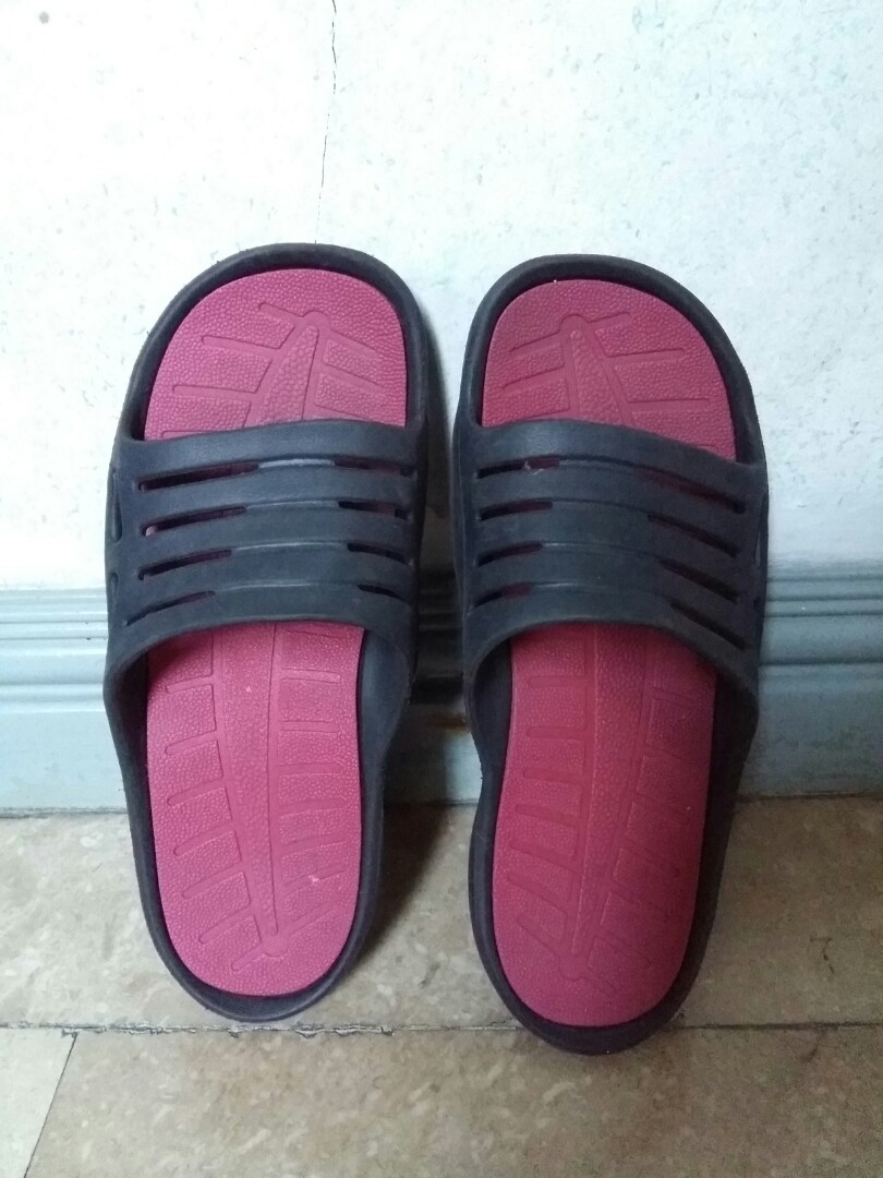 maroon nike slippers