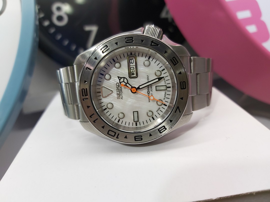 Seiko Skx 007 custom white exp2 dual time mod, Men's Fashion, Watches &  Accessories, Watches on Carousell