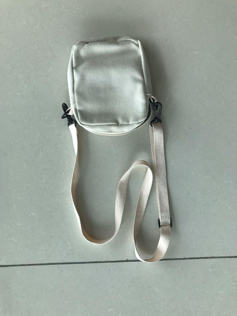 Kaws elmo sling bag (Category: Sling Bags) located in Kuala Lumpur. Submitted by leonardldk (Listing ID 279899487, Image 3). Description: Kaws sesame street uniqlo mickey mouse streetwear sling bag.