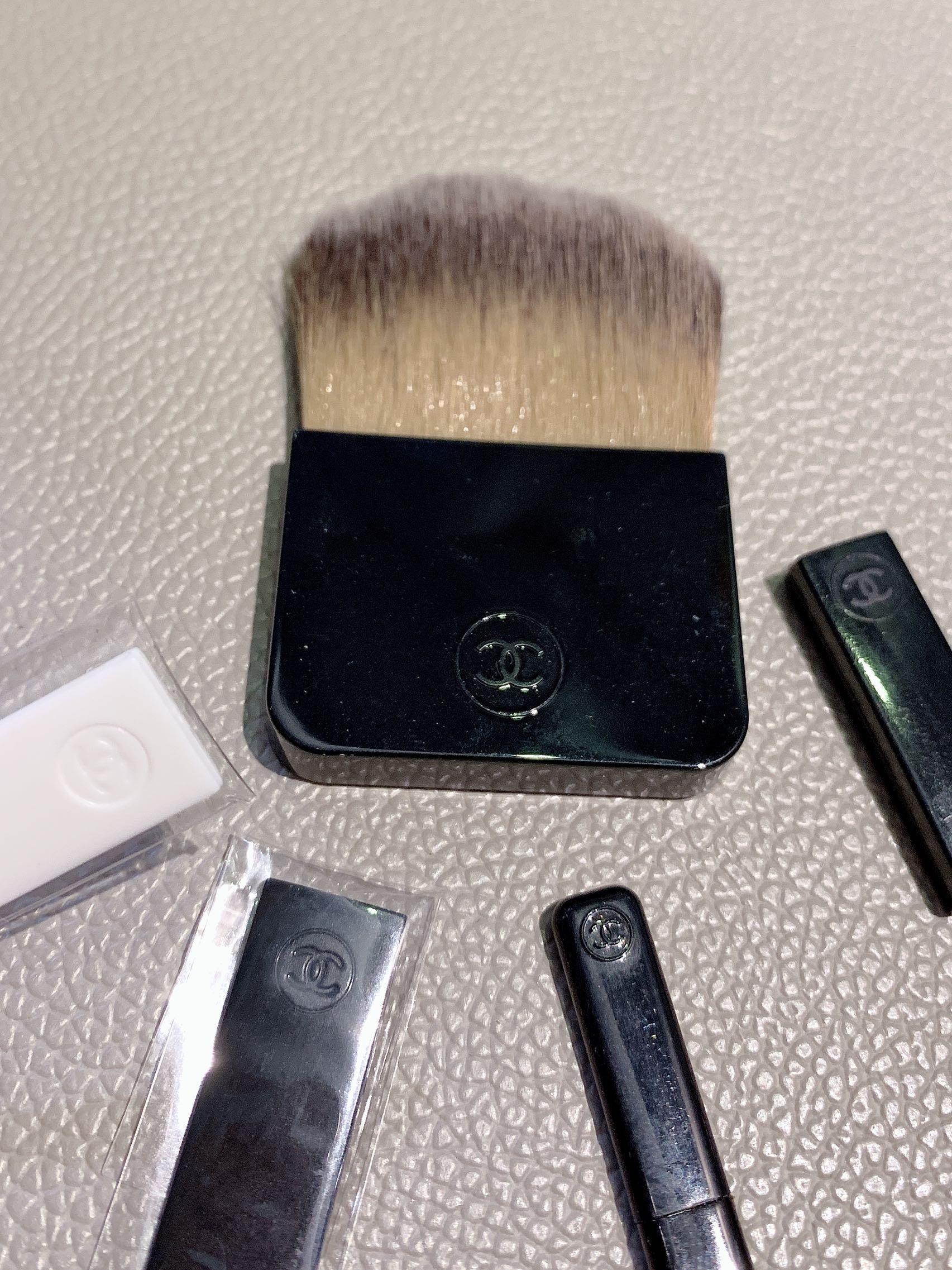 Chanel makeup tool kit （分類：化妝品）位於 Hong Kong。 由 10u1s 提交（商品編號 280017841，圖片 2）。簡介： 🌸 100% real & new, no box 🌸 pic2: stick/tool has Chanel logos on the body。