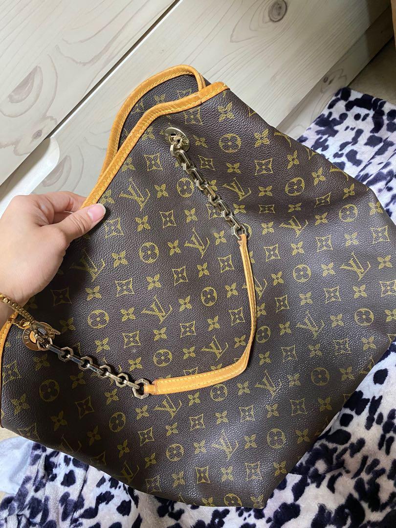 Louis Vuitton Automne-Hiver Limited Edition (Category: Luxury Bags & Wallets) located in Cavite. Submitted by missjhem16 (Listing ID 280002812, Image 3). Description: In excellent condition with serial no..