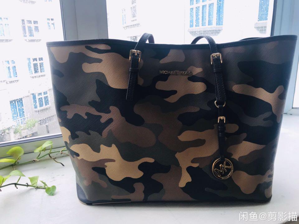 pizza regnskyl opnå Michael Kors Camouflage Tote bag in Green, Women's Fashion, Bags & Wallets,  Tote Bags on Carousell