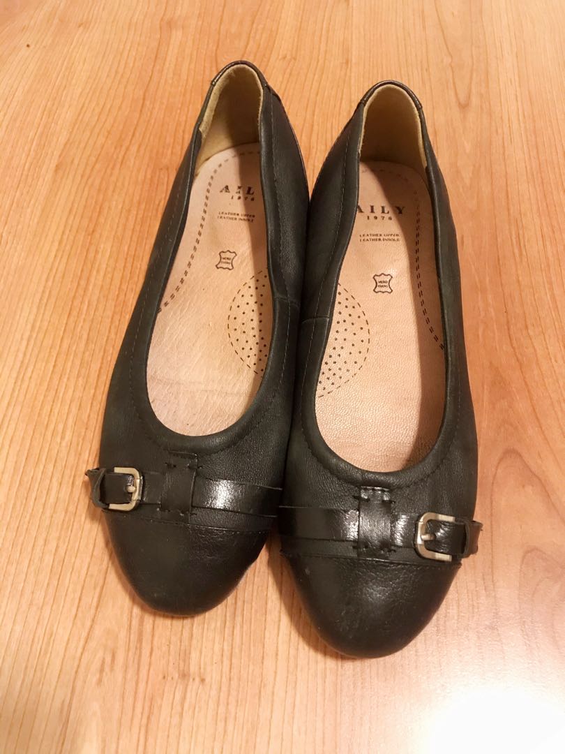 Black Comfort Flats Eu 41 Women S Fashion Shoes Flats Sandals On Carousell