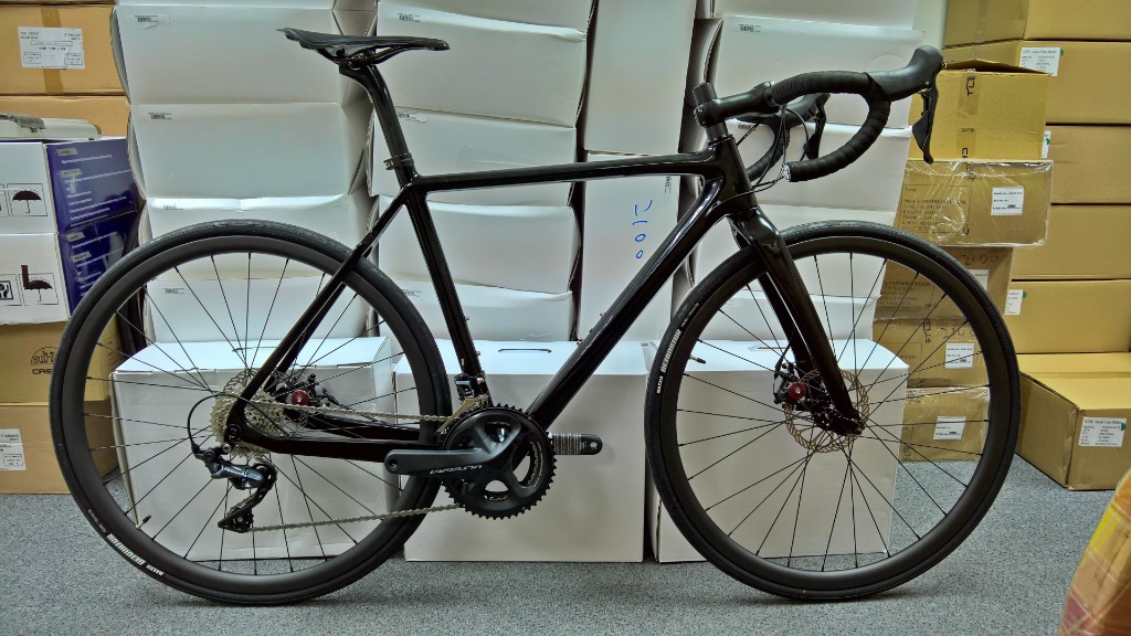 carbon road bike with disc brakes
