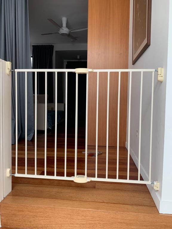 Lindam extending metal best sale gate