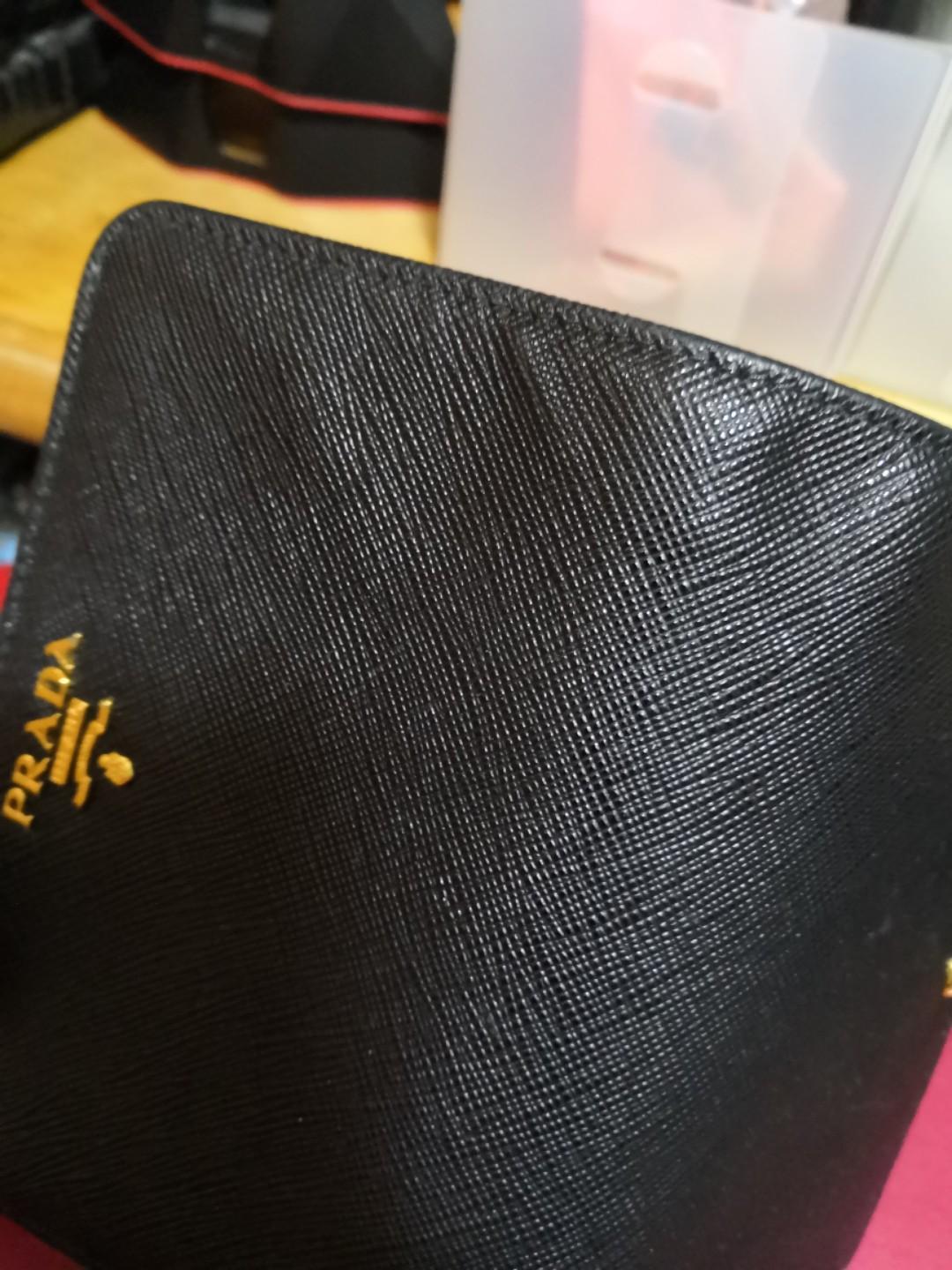 Prada Saffiano Wallet （分類：手袋及銀包）位於 Hong Kong。 由 seasonsoon 提交（商品編號 280214581，圖片 3）。簡介： 只用過一次 可陪同到專門店確認真假。