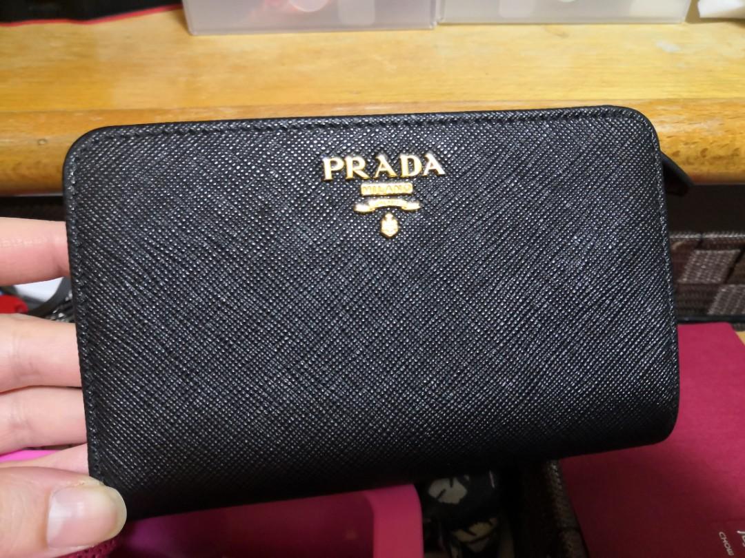 Prada Saffiano Wallet （分類：手袋及銀包）位於 Hong Kong。 由 seasonsoon 提交（商品編號 280214581，圖片 1）。簡介： 只用過一次 可陪同到專門店確認真假。