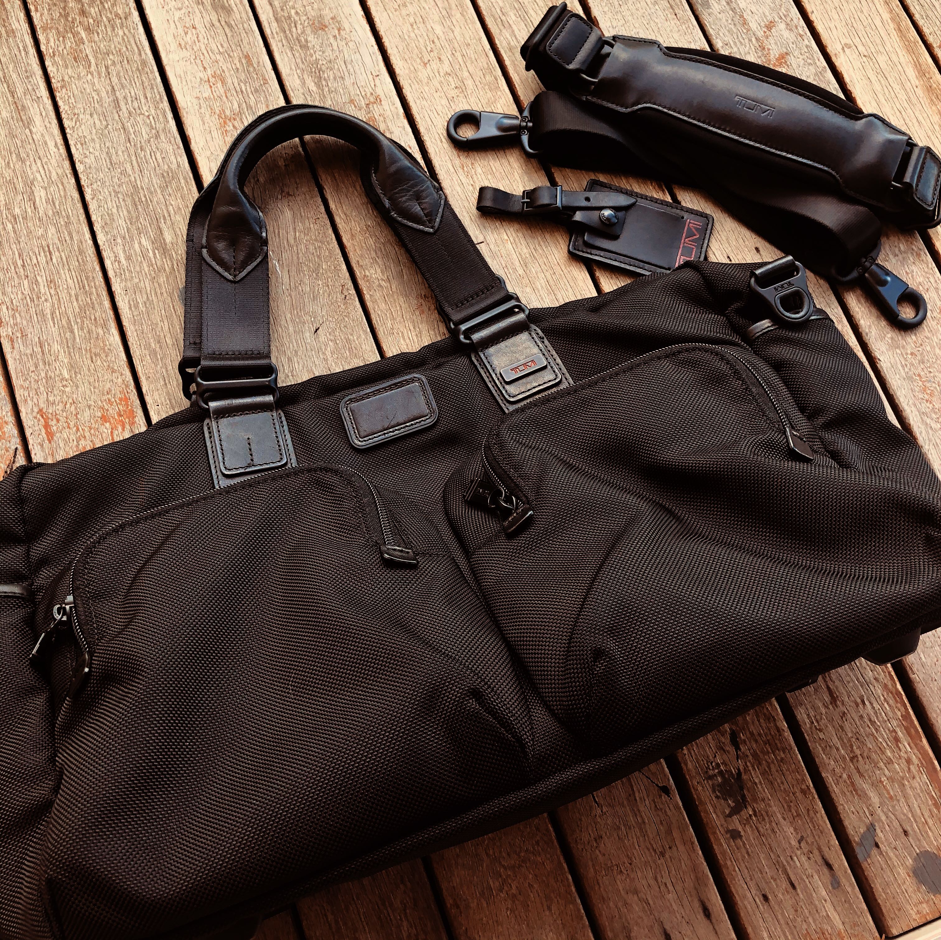 tumi alpha bravo everett essential tote