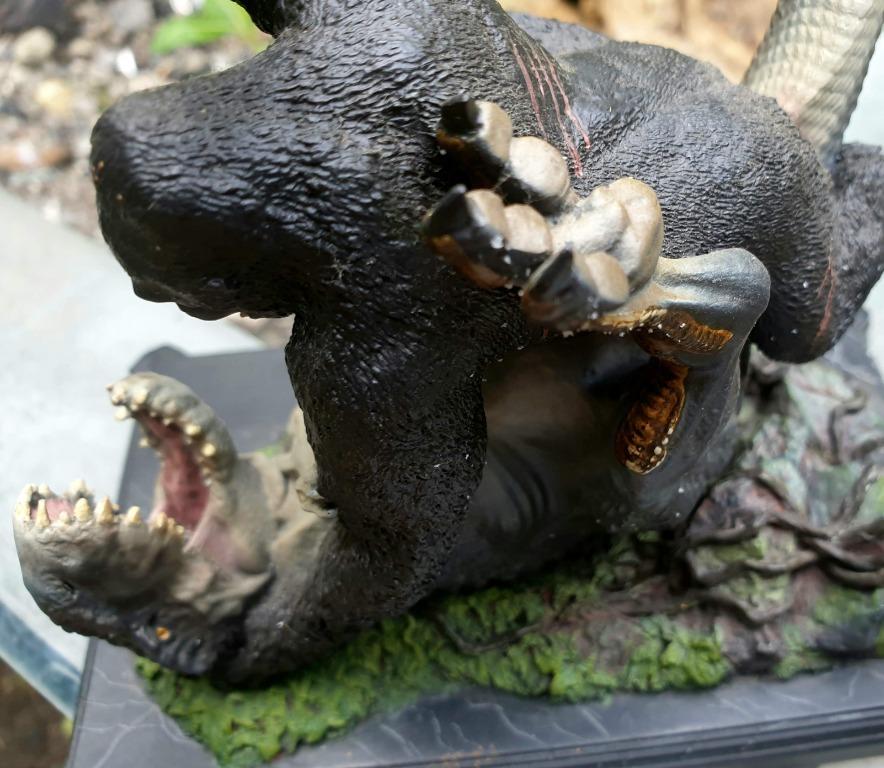 WETA KING KONG VS FIGHTING T VREX RESIN STATUE FIGURE RARE LIMITED (1872/5000), Hobbies & Toys