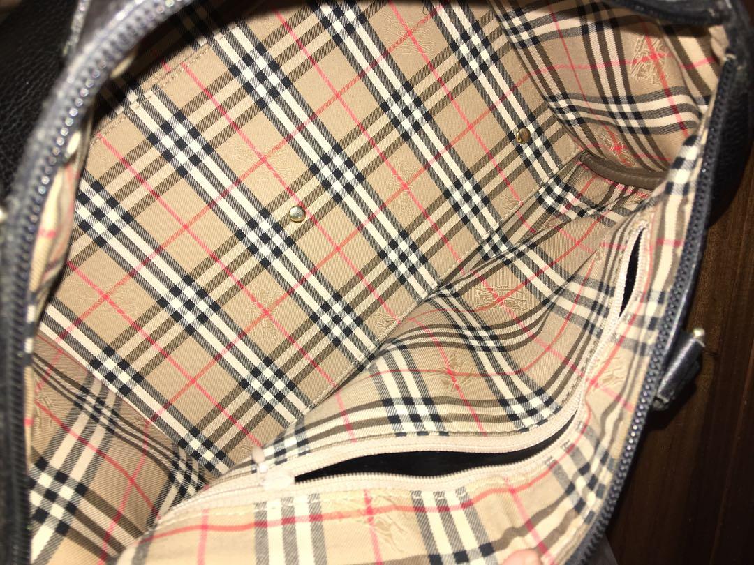 Burberry (Category: Luxury Bags & Wallets) located in Bulacan. Submitted by rc_retailing (Listing ID 280463278, Image 3). Description: Burberrys doctors bag - 💯 - signs of usage -leather - vintage .