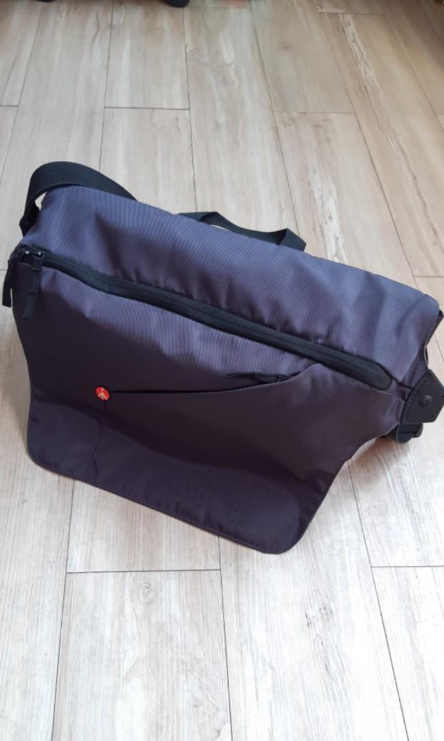 Camera Bag (Category: Cameras) located in Johor Bahru. Submitted by rwong77 (Listing ID 280418584, Image 1). Description: Very handy bag. Use it on most of my job and still good. Sturdy and light weight. Easy to access when change lens or battery. Can even keep a Sony mirrorless and ronin SC inside..