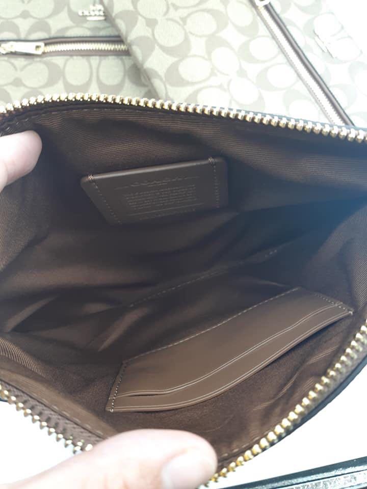 Coach WRISTLET XL (Category: Luxury Bags & Wallets) located in Paranaque City. Submitted by FLess.ph (Listing ID 280436873, Image 2). Description: Coach wristlet comes with coach paper nag. XL SIZE .