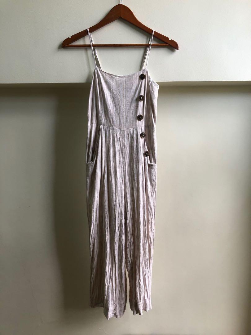 Forever 21 linen jumpsuit (Category: Jumpsuits) located in Davao. Submitted by limebliss (Listing ID 280496765, Image 1). Description: .