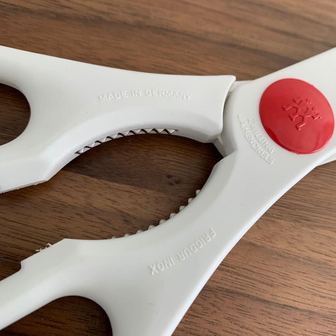 https://media.karousell.com/media/photos/products/2020/02/29/zwilling_ja_henckels_twin_kitchen_shears_20_cm_8_white_1582952795_dcd52827_progressive.jpg