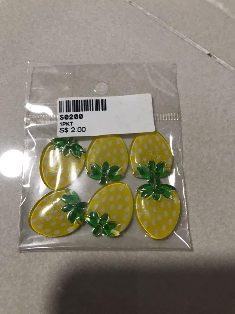 Assorted craft items (Category: Craft Supplies & Tools) located in Singapore. Submitted by sn0wbell (Listing ID 280717879, Image 4). Description: Brand new.