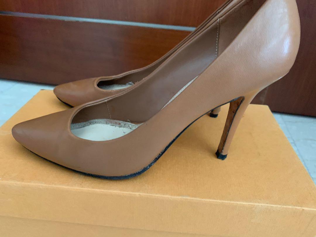 High Heels at Work: Employment Laws on Artificially Taller Women –  Professional Moron