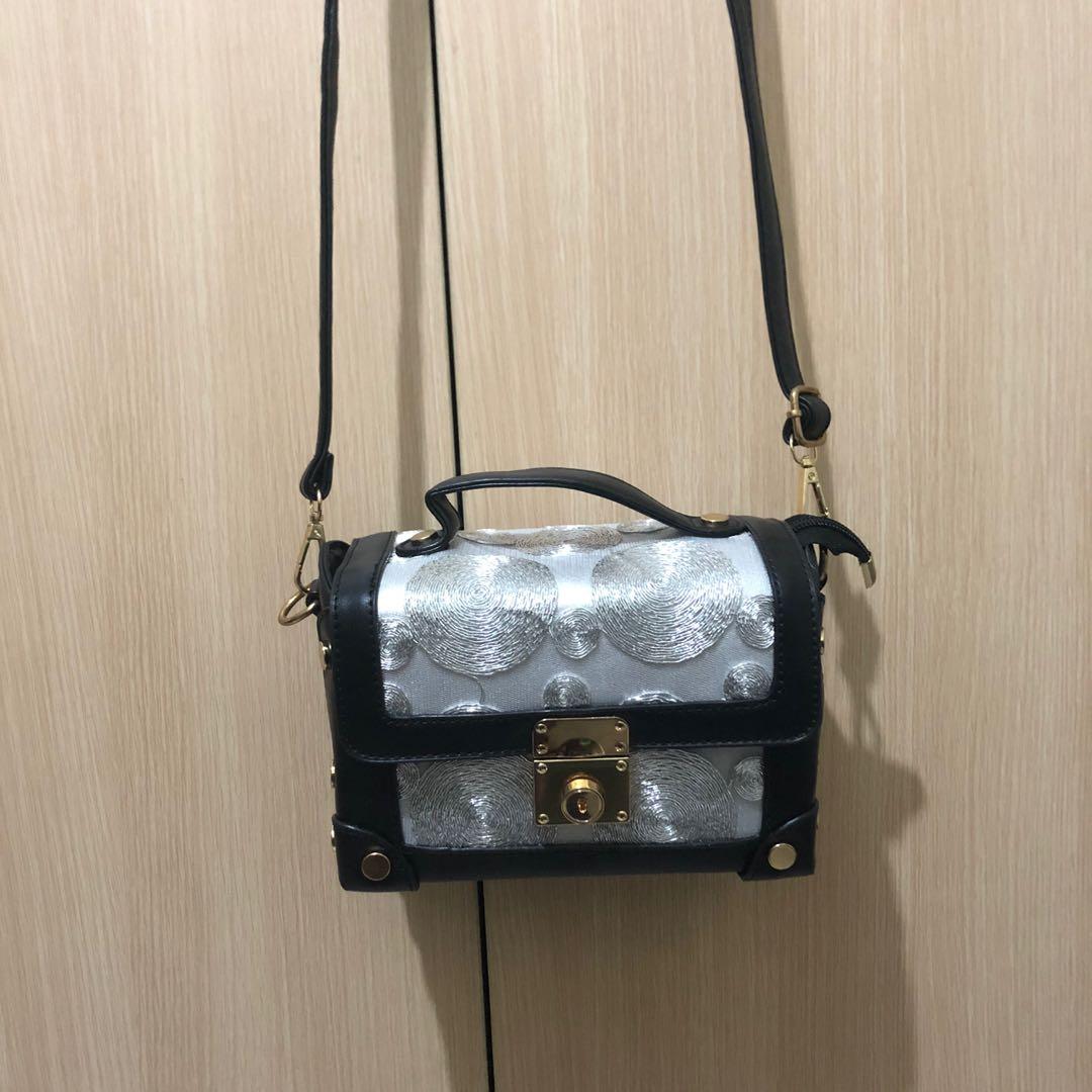 Sling box bag for women s girls stylisht cosmetic bag trendy suitcase type  bag for girls