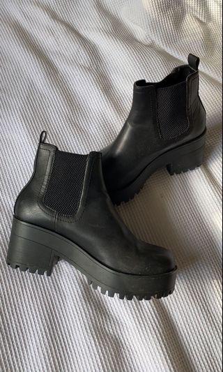 LIPSTIK BOOTS
