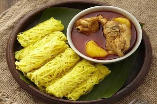 Roti Jala With Kuah Kari Ayam Food Drinks Instant Food On Carousell