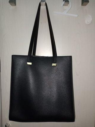 Tas bahu hitam
