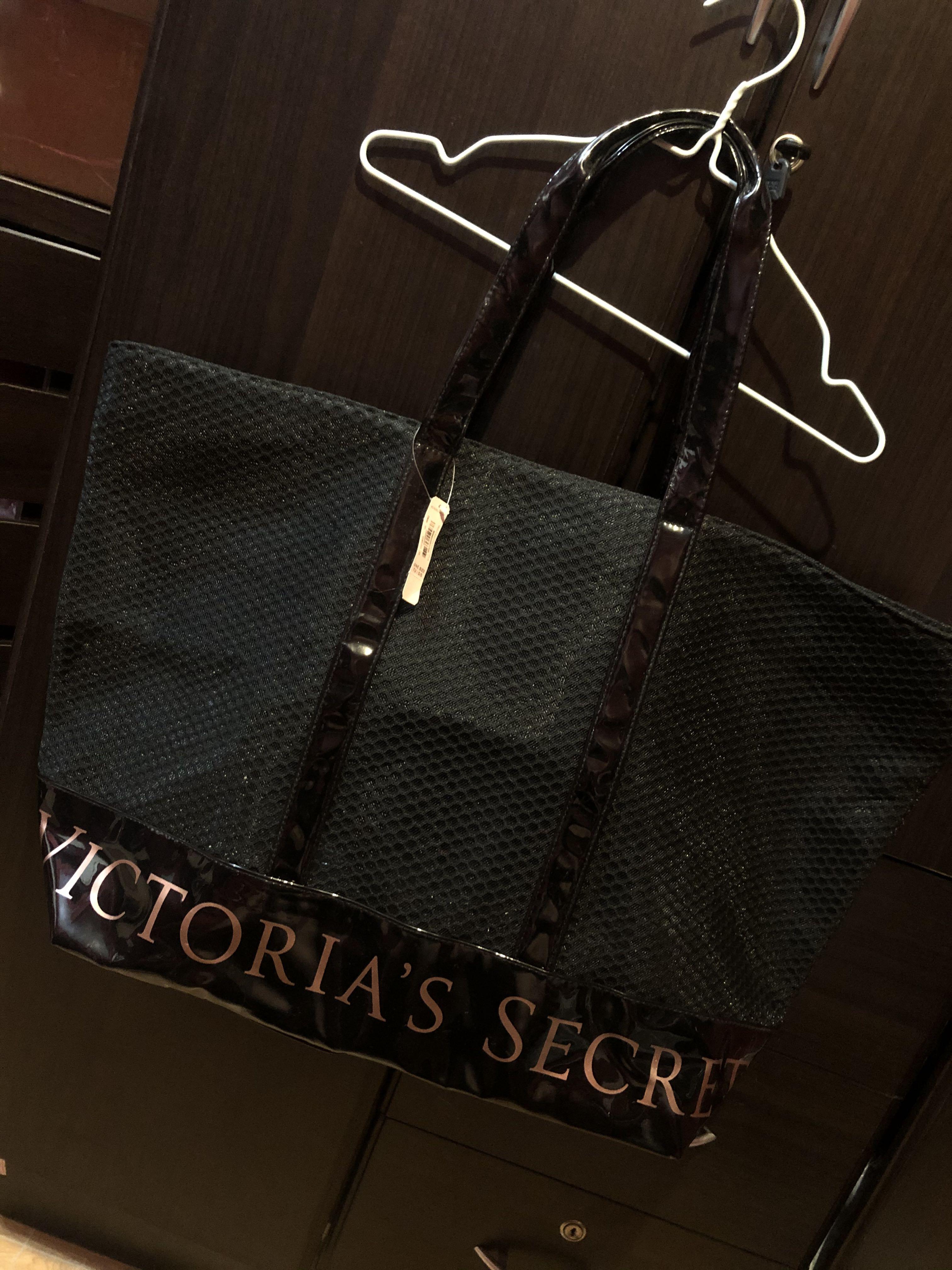 Victoria's Secret Tote bag (Category: Cross-body Bags) located in Manila. Submitted by khryzky (Listing ID 280966417, Image 2). Description: Sale na po to! sobrang mura na 😊 bagay na bagay to sa mahilig mag travel and summer na swak na swak dalin sa outing😊 Brandnew and 100%Original.